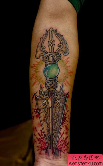 手臂经典的降魔杵纹身图案