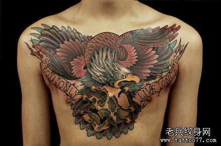 男生前胸超酷的老鹰与骷髅纹身图案
