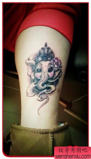 女生腿部可爱的小象神纹身图案