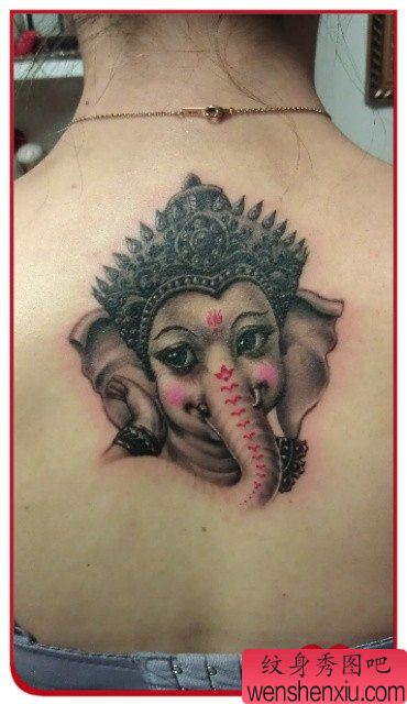 女孩子背部可爱的象神纹身图案