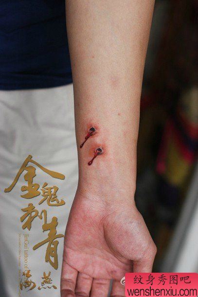 女生手腕处流血的牙印纹身图案