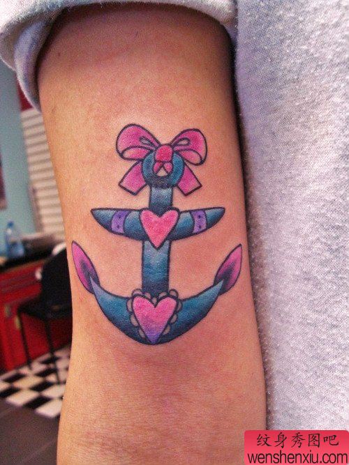 女生手臂唯美的船锚纹身图案