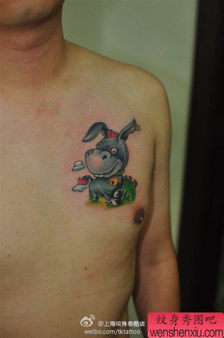 男生胸前一幅小驴纹身图案