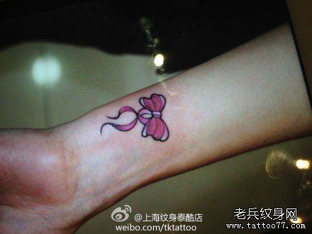 女生手腕精美小巧的蝴蝶结纹身图案