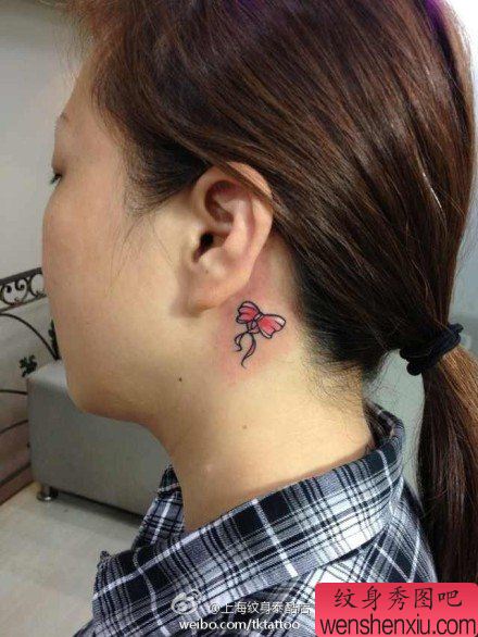 女孩子喜欢的耳部小巧的蝴蝶结纹身图案