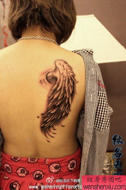 女生背部精美的翅膀纹身图案