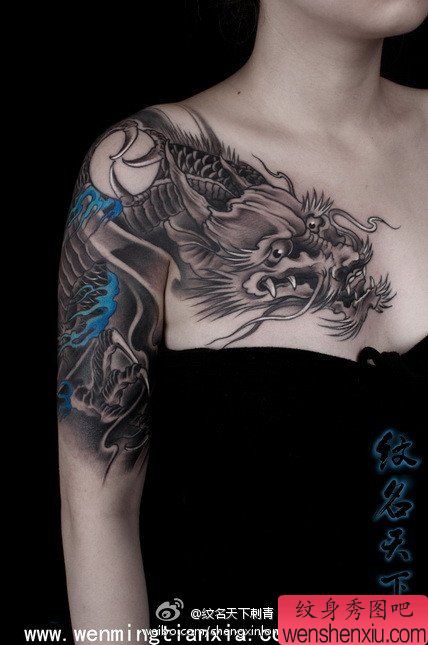 一幅美女的披肩龙纹身图案