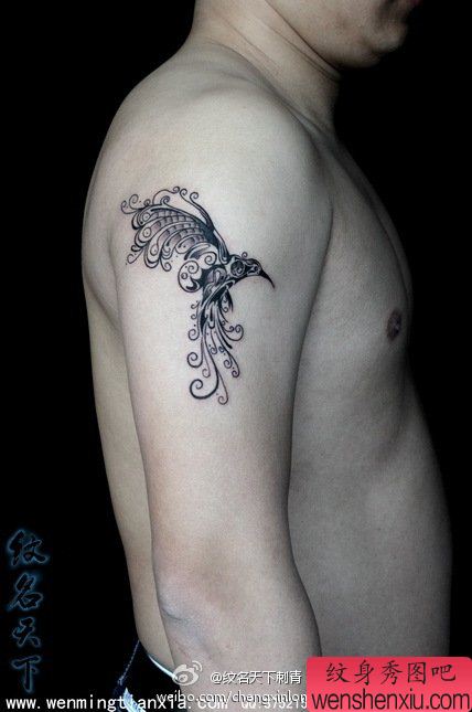 男性手臂好看的图腾蜂鸟纹身图案