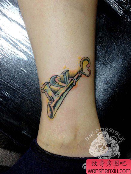女孩子腿部精美的钥匙纹身图案