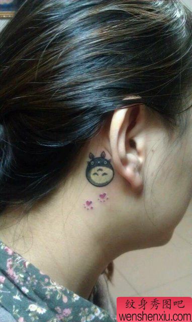 女生耳部可爱的小龙猫纹身图案