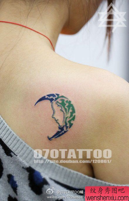 女孩子肩背漂亮的图腾月亮纹身图案