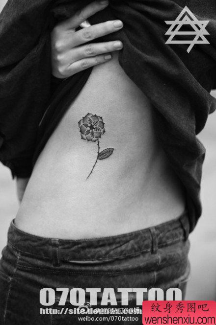 女生腰部雪花与花卉纹身图案