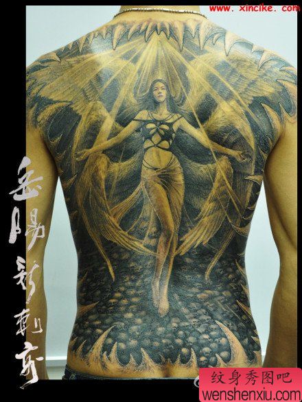 满背漂亮的美女天使纹身图案