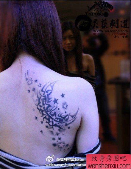 女孩子肩背图腾月亮与星星纹身图案