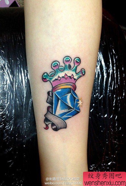 女孩子比较喜欢的皇冠与钻石纹身图案