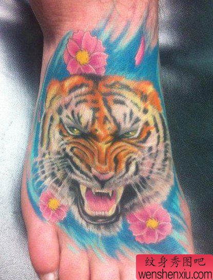 男生脚背超酷的彩色虎头纹身图案