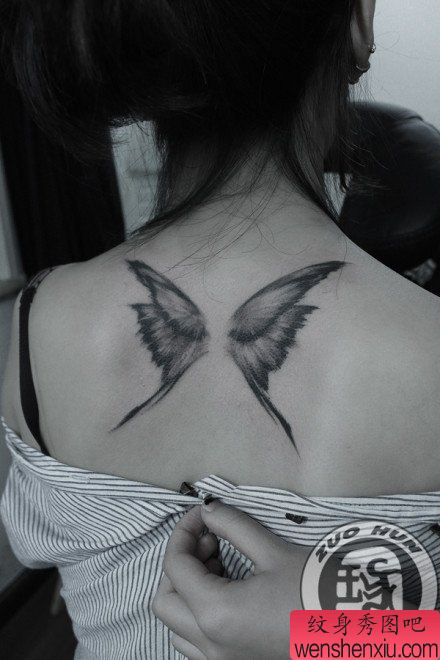 女生背部流行好看的蝴蝶翅膀纹身图案