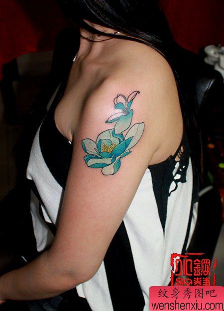 美女手臂淡雅的莲花纹身图案