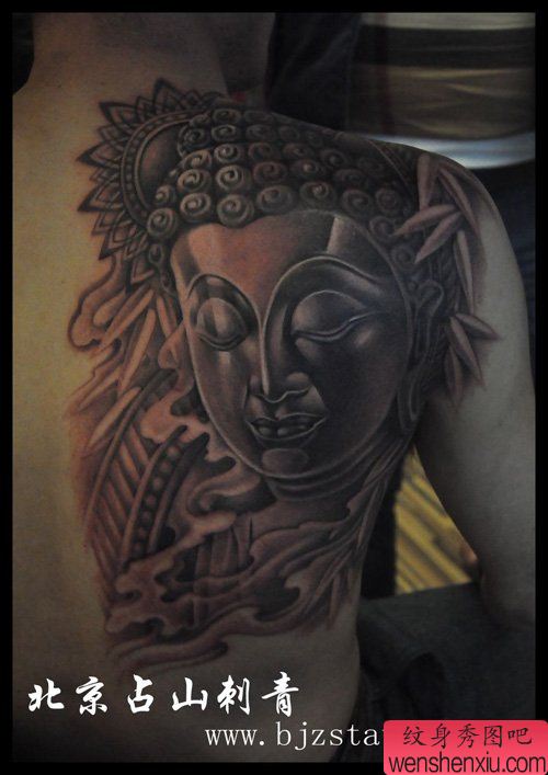 男性背部经典的佛头纹身图案