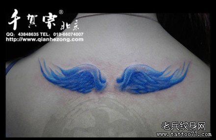 女生背部彩色小翅膀纹身图案