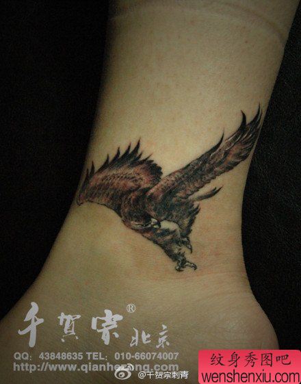女生脚踝处小巧的老鹰纹身图案