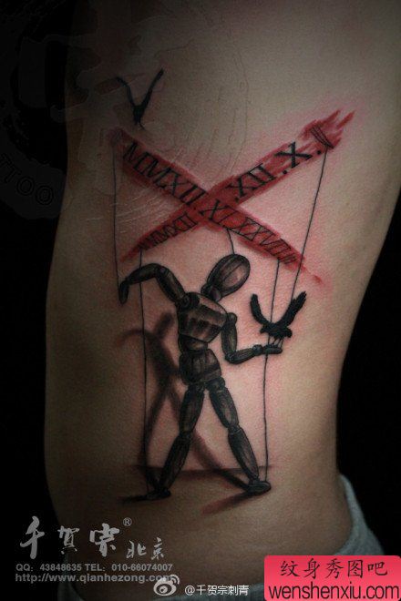 男性侧腰一幅木偶纹身图案