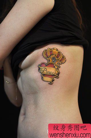 美女侧胸彩色皇冠与爱心纹身图案