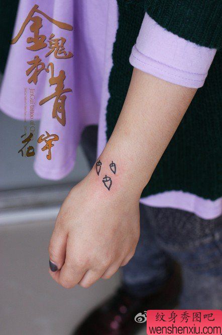女生手腕处小坚果纹身图案