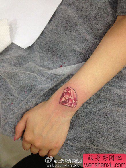 女生手臂时尚流行的彩色钻石纹身图案