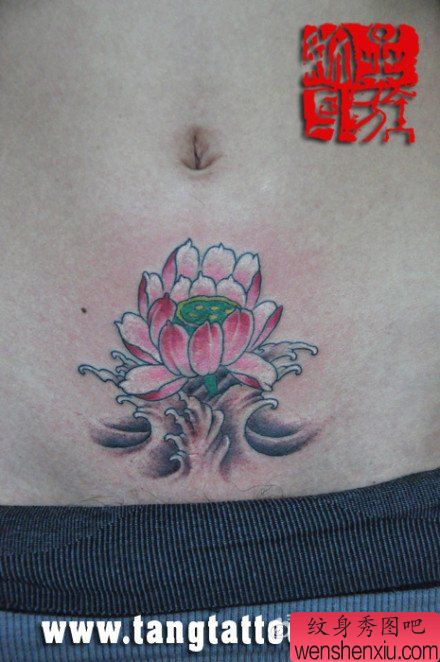 女性腹部好看的莲花纹身图案