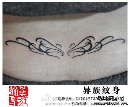 美女腰部唯美好看的图腾腰花纹身图案