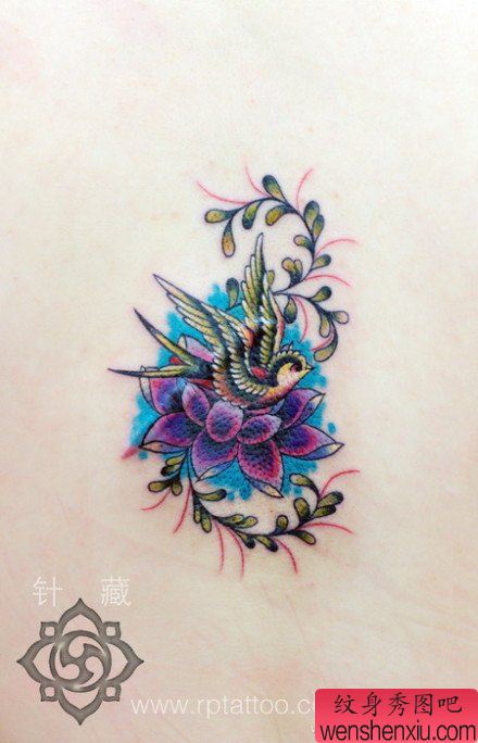 疤痕遮盖－漂亮的小燕子与莲花纹身图案