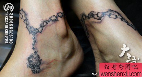 女生脚腕处荆条脚链纹身图案