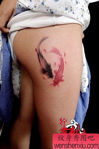 女性臀部唯美的水墨画鲤鱼纹身图案