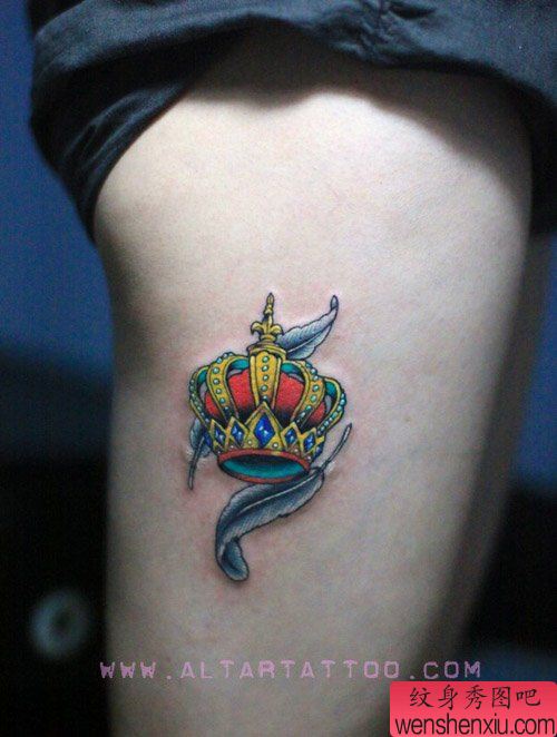 女生腿部漂亮时尚的皇冠纹身图案