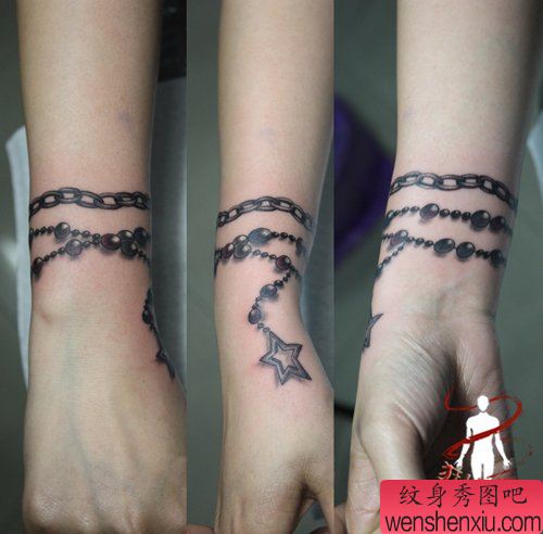女生手腕处精美的五角星手链纹身图案