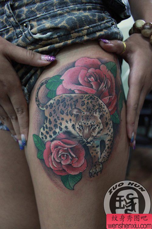 美女腿部豹子与玫瑰花纹身图案