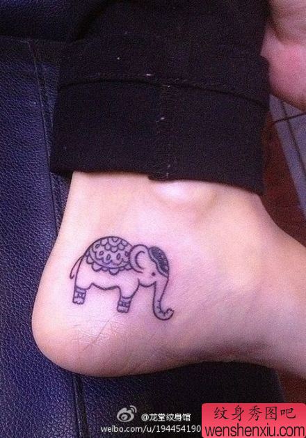 女生脚部可爱的小象纹身图案