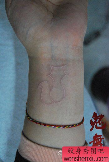 女生手臂白色小狐狸纹身图案