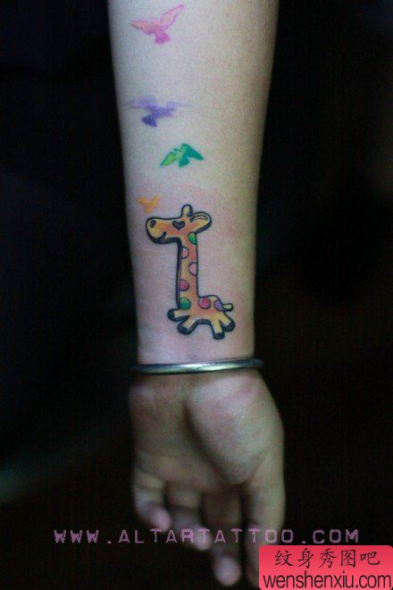 手臂小巧的小鹿与小鸟纹身图案