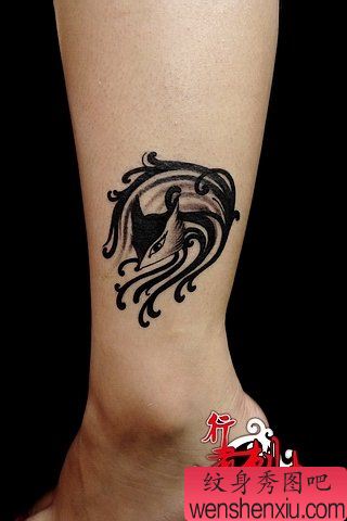 女生腿部唯美的图腾小狐狸纹身图案