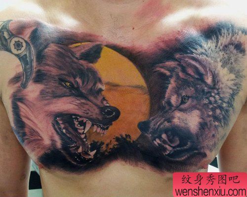 男性胸前凶悍的狼头纹身图案