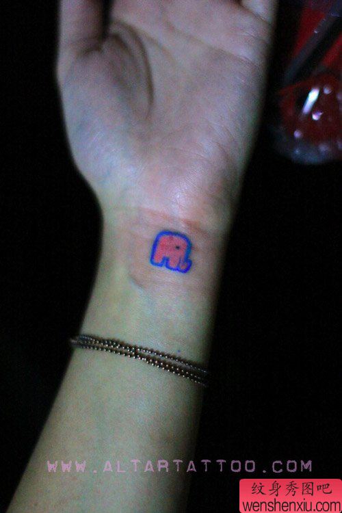 女生手腕处可爱的彩色小象纹身图案