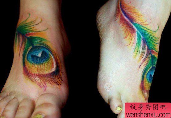 女生脚背漂亮的彩色羽毛纹身图案