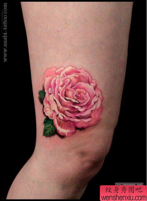 女性腿部漂亮的彩色玫瑰花纹身图案