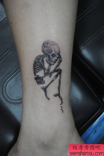 女生腿部唯美经典的骷髅纹身图案
