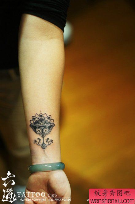 女生手臂唯美好看的图腾莲花纹身图案