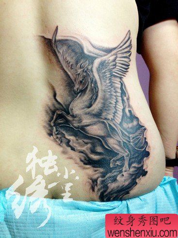 腰部经典好看的天马纹身图案