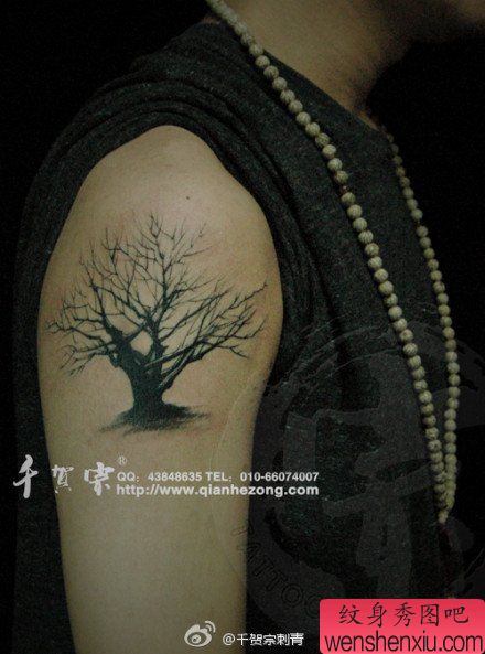 男性手臂一幅干枯的图腾小树纹身图案