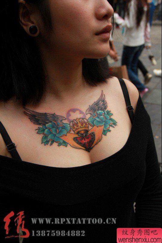 女生胸前好看的爱心皇冠翅膀纹身图案